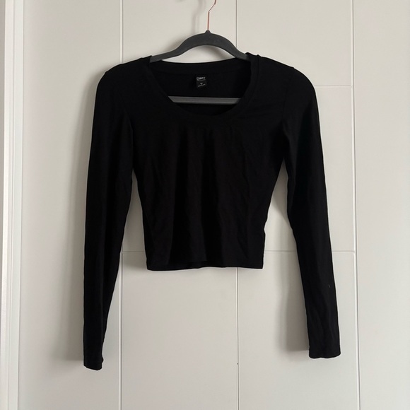 3/$25 Black Long Sleeve Top - Picture 1 of 3